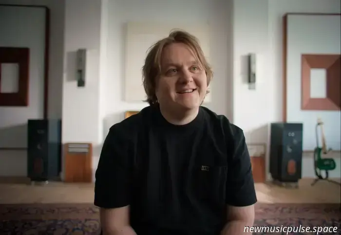 Lewis Capaldi arbeitet mit BetterHelp zusammen, um 734.000 Stunden kostenlose Online-Therapie zu verschenken