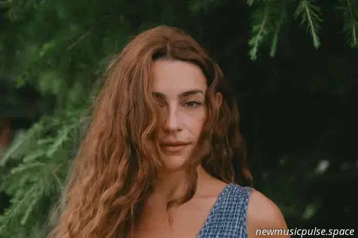 "Mi creatividad llega en oleadas" Entrevista a Eleni Drake