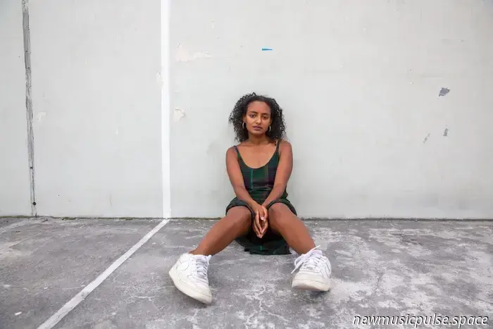 Aïda Mekonnen Caby debutó con una intimidad soñadora y una reverie islandesa en “The Glow”, una impresionante introducción de folk independiente - Atwood Magazine