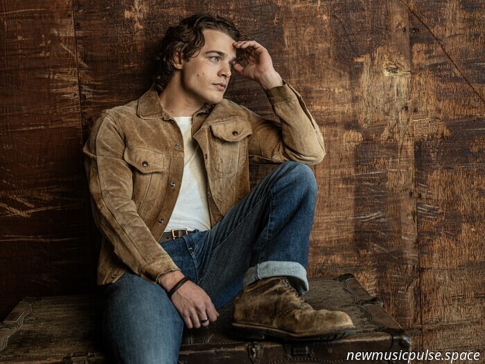 Intervista: Max McNown ha preso la strada più lunga per Nashville — e il percorso panoramico si vede in 'Night Diving (The Cost of Growing Up)' - Atwood Magazine