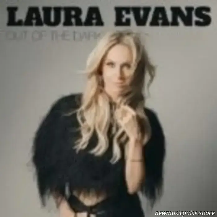 Von den Schatten ins Rampenlicht: Laura Evans’ „Out of the Dark“ strahlt hell - Atwood Magazine