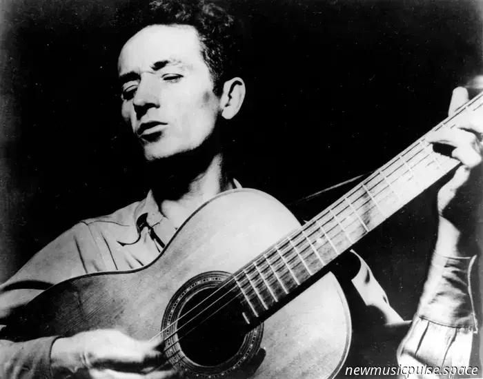 «Esta tierra es tu tierra»: El legado inconcluso de Woody Guthrie, desde la Gran Depresión hasta la América de Trump - Atwood Magazine