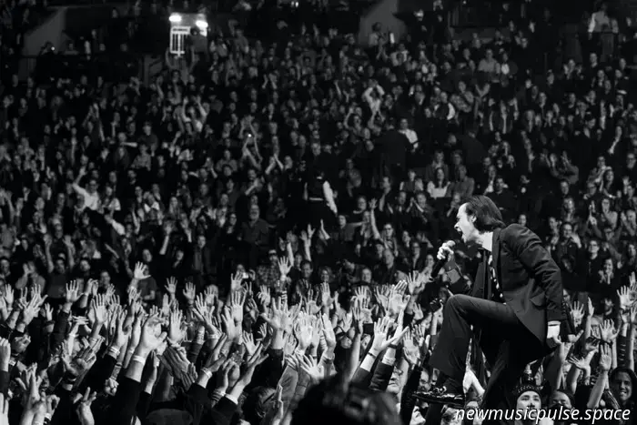 Nick Cave & The Bad Seeds kündigen neue Live-LP „Live God“ an.