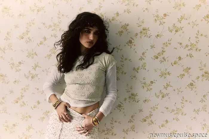 Artista da tenere d'occhio: Asha Banks si abbandona all'istinto in "Rerun", un confessionale meravigliosamente crudo su desiderio, dubbio e lasciar andare - Atwood Magazine