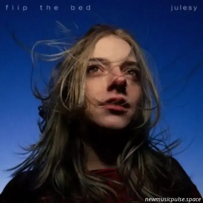 Premiere: JULESY entfacht jugendliches Chaos und emotionale Auseinandersetzung in „Blue Lie“, einem verträumten, filmischen Highlight des Debüts 'Flip the Bed' – Atwood Magazine
