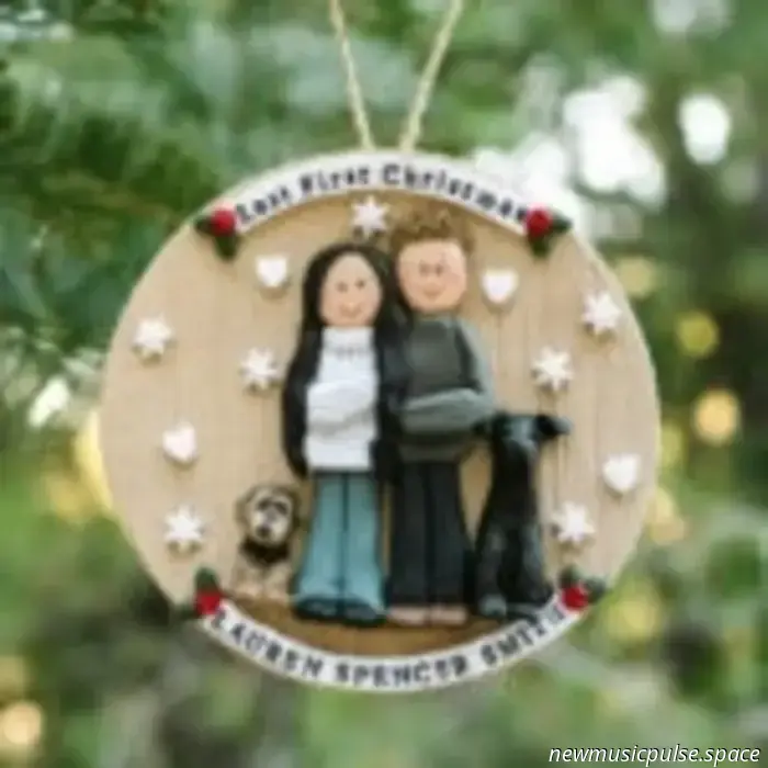 Mistletones 2025: Le migliori nuove canzoni natalizie, Parte 1! - Atwood Magazine