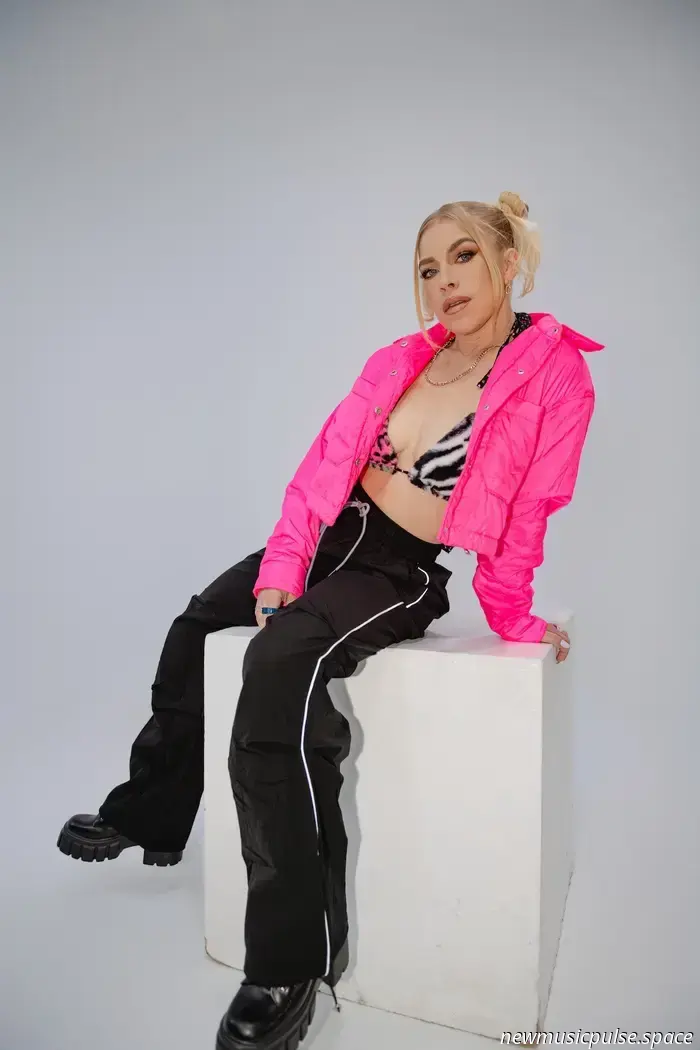 Maggie Szabo sorgt mit Poppower und Prahlerei in "Boom Shaka" für Aufmerksamkeit - Atwood Magazine