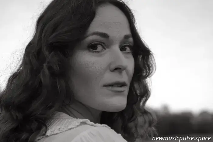 Entrevista: Jillian Jacqueline crea un mundo íntimo en ‘MotherDaughterSisterWife’ - Atwood Magazine