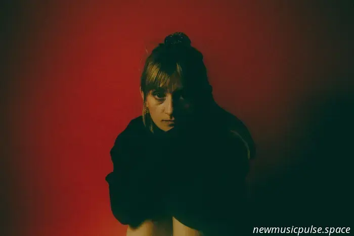 Queen Quail verwandelt Schmerz in Widerstandskraft auf „Southside“, eine schwelende, allmählich auflodernde Abrechnung - Atwood Magazine