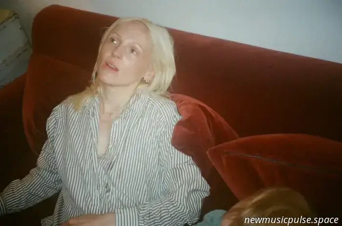 Laura Marling teilt die Deluxe Edition von 'Patterns In Repeat'
