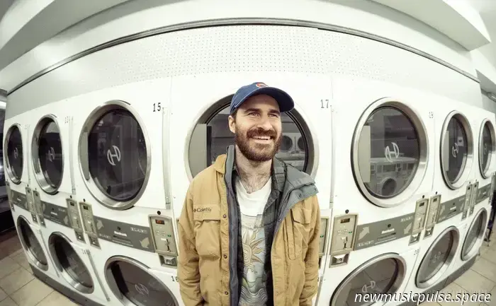 Reportaje: Petey USA sobre convertir pensamientos privados en espacio compartido y las verdades ficticias de «The Yips» - Atwood Magazine