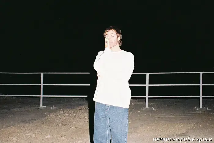 ANT ENOCH reflexiona sobre la autoestima y la libertad en “9INE to 5IVE”, un sueño febril cinematográfico - Atwood Magazine