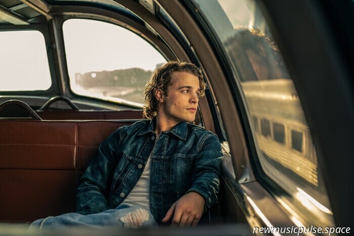 Intervista: Max McNown ha preso la strada più lunga per Nashville — e il percorso panoramico si vede in 'Night Diving (The Cost of Growing Up)' - Atwood Magazine