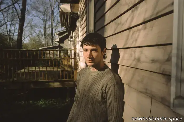 Jeremy Zuckers „Garden State“ ist eine poetische Auseinandersetzung mit Verwundbarkeit, Wachstumsschmerzen und Heimat – Atwood Magazine