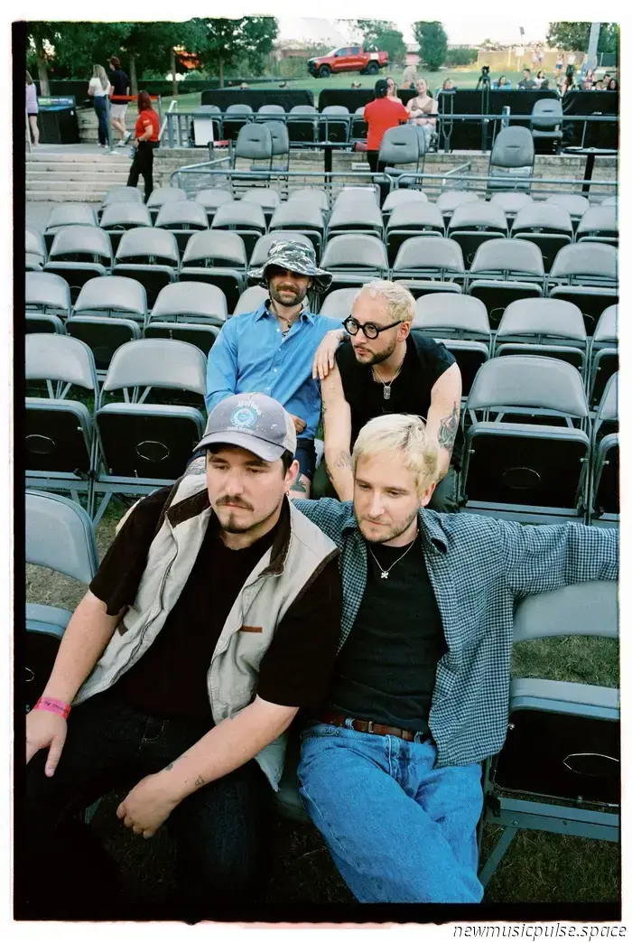 Entrevista: TOLEDO abraza la maravilla y lo desconocido con una gracia onírica en 'Nothing Yet' - Atwood Magazine