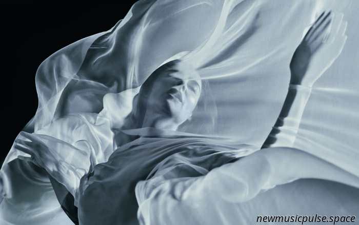 Сёльве Сундсбё возвращается к природе для календаря Pirelli 2026 года.