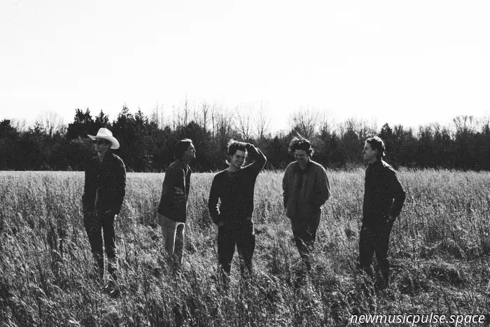 Артист, за которым стоит следить: Winyah выпускают дерзость, стойкость и драйв в «Lala», лихорадочном гимне одной из самых горячих инди-рок групп — Atwood Magazine