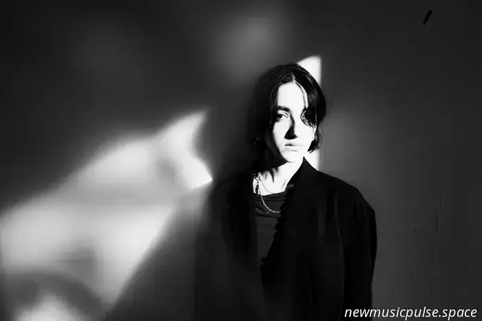 Künstlerin, auf die man achten sollte: Londons Reem Mitten verwandelt Gefühle in Fantasien mit einer seelenbewegenden Stimme und Liedern, die von innen heraus schmerzen - Atwood Magazine