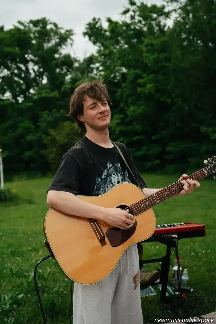 Straßen, Träumereien und Abrechnung: Der aufstrebende Folk‑Pop‑Künstler Brenn! entfaltet den emotionalen Bogen seiner EP ‚Upstate‘ – Atwood Magazine