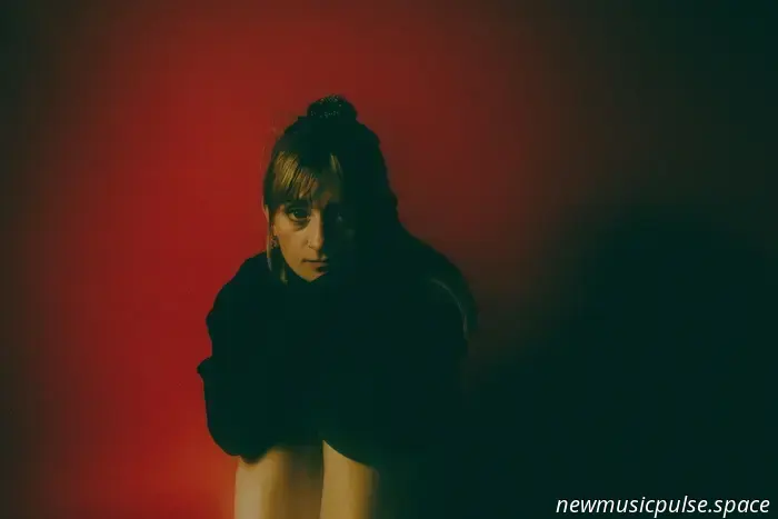 Queen Quail verwandelt Schmerz in Widerstandskraft auf „Southside“, eine schwelende, allmählich auflodernde Abrechnung - Atwood Magazine