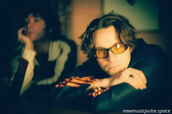 Dopo aver recentemente fatto il suo ritorno musicale sotto un nuovo nome, Dead Dads Club, Chilli Jesson (ex Palma Violets e Crewel Intentions) ha ora pubblicato un altro singolo intitolato 'Bambino Volatile'. Terza traccia estratta dal prossimo album d'esordio eponimo dei Dead Dads Club (in uscita il 23 gennaio 2026), questo nuovo pezzo segue le recenti uscite 'Pelle d'oca' e 'Non Dare La Colpa Al Figlio Per I Peccati Del Padre', e vede Chilli tuffarsi ulteriormente nel percorso emotivo che è stato costretto a intraprendere dopo la morte di suo padre. «La canzone segue un giovane che si trova sull'orlo del suo punto di rottura in una piccola stanza della YMCA a Parigi», ha spiegato Chilli. «Perso nel rumore del dolore e dell'isolamento, viene riportato indietro dal baratro quando vede una visione vivida e rassicurante del suo defunto padre.»

Ascolta 'Bambino Volatile' qui sotto. Vedi i Dead Dads Club dal vivo nel nuovo anno durante il loro tour instore nel Regno Unito di gennaio 2026:

GENNAIO 2026
23 Banquet, Kingston
24 Rough Trade East, Londra
25 Sound Knowledge, Marlborough
26 The Croft for Rough Trade, Bristol (fuori dal negozio)
27 Rough Trade, Nottingham
28 Jacaranda, Liverpool
29 Vinyl Whistle, Leeds

Scaletta dell'album 'Dead Dads Club':
1. È appena cominciato
2. Bambino Volatile
3. Cavi Ronzanti
4. Pelle d'oca
5. Radiatore del deposito di rottami
6. A corto di carburante
7. Così è la vita
8. Non Dare La Colpa Al Figlio Per I Peccati Del Padre
9. Ho bisogno di averlo vicino
10. Cuscino d'ospedale
11. Ho così tanto bisogno di te