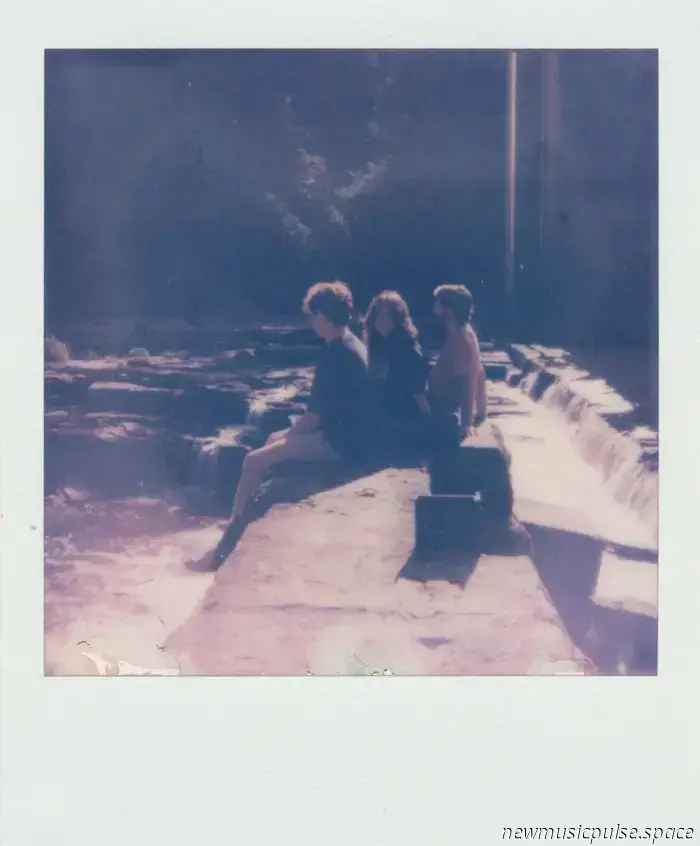 Артист, за которым стоит следить: Just Penelope из Блумингтона дебютирует с хаосом, дерзостью и бескомпромиссным инди-рок‑звучанием — Atwood Magazine