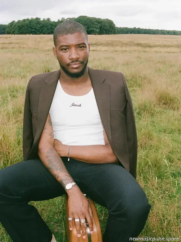 «Я не хочу ещё одну фантазию»: Эллиотт Скиннер воплощает свет, наследие и тихое осмысление в «RECALLING» — Atwood Magazine