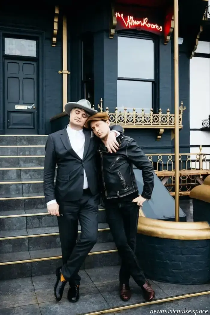 Peter Doherty si unisce a Carl Barat allo spettacolo Greenpeace di Glastonbury