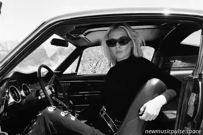 La canción de hoy: Natalie Bergman allana la esperanza en un "Camino solitario" - Atwood Magazine