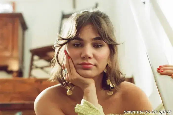 Interview: Clover County über die „feineren Dinge“, das Romantisieren des Lebens und das Wiederentdecken ihrer Verspieltheit - Atwood Magazine