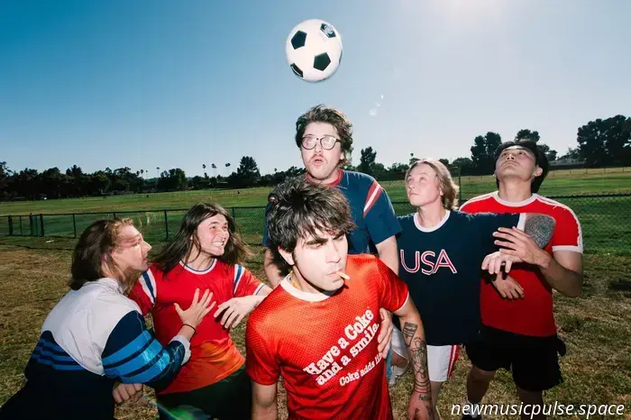 Artista a seguir: The Sophs de Los Ángeles llevan la confesión, el caos y la catarsis al borde en “DEATH IN THE FAMILY” - Atwood Magazine