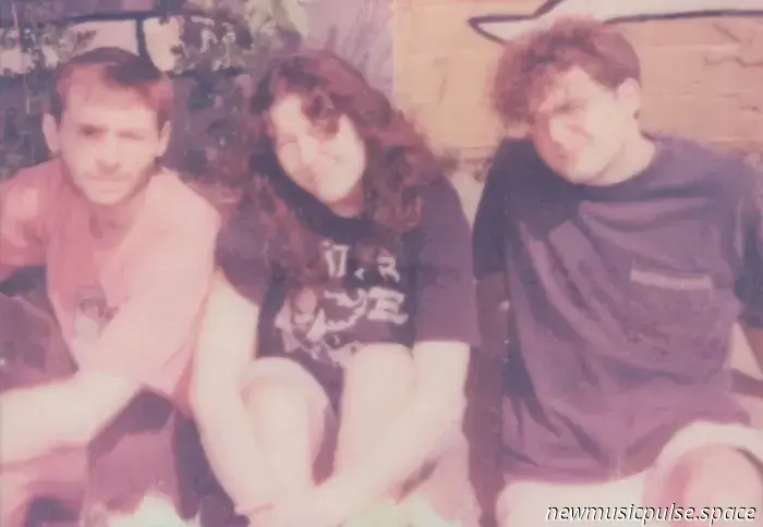 Артист, за которым стоит следить: Just Penelope из Блумингтона дебютирует с хаосом, дерзостью и бескомпромиссным инди-рок‑звучанием — Atwood Magazine