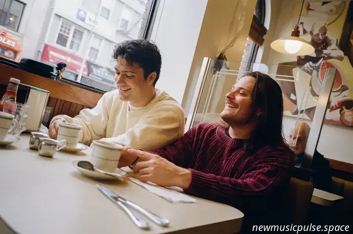 Künstler, den man im Auge behalten sollte: Anyhow aus Brooklyn ist ein aufstrebendes Indie-Rock-Duo, das auf Zusammenarbeit, Vertrauen und Gitarren setzt - Atwood Magazine