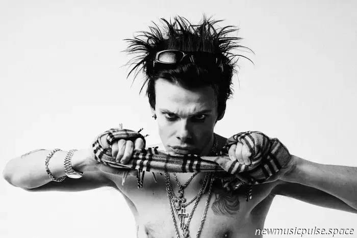 "Lovesick Lullaby" de YUNGBLUD Es un bombardeo de Rock Británico-Atwood Magazine