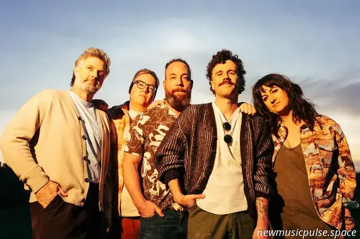 Entrevista: The Strumbellas están listos para quemarlo todo – de la mejor manera - Atwood Magazine