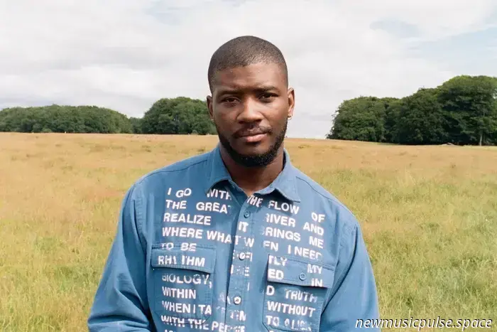 «Я не хочу ещё одну фантазию»: Эллиотт Скиннер воплощает свет, наследие и тихое осмысление в «RECALLING» — Atwood Magazine