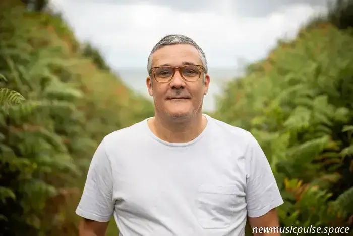 Von der Tanzfläche bis in die Tiefe: Arnault Hardy tritt mit „One After Another“ in seine Solo-Ära ein - Atwood Magazine