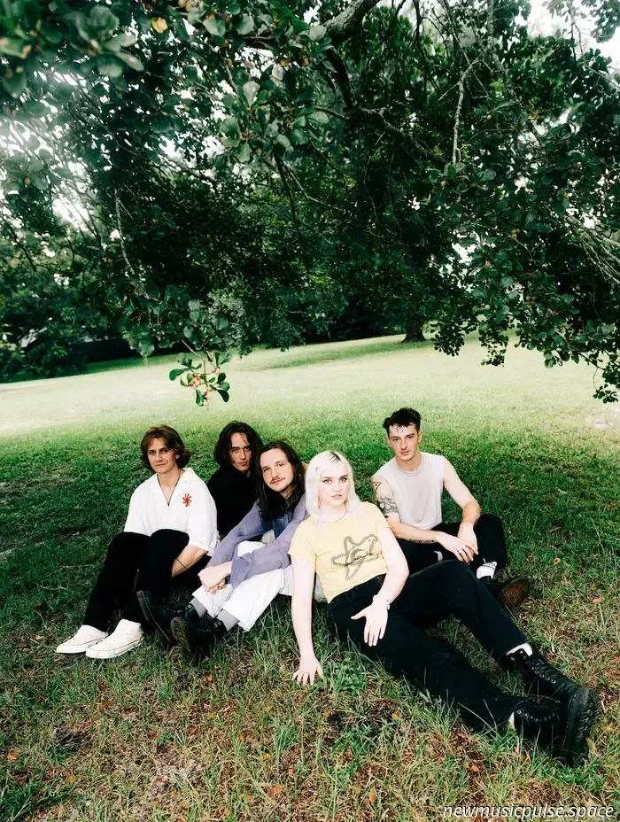 Caratteristica: "Burnout Days" di flipturn diventano sogni febbrili e commoventi sulla loro seconda raccolta - Atwood Magazine