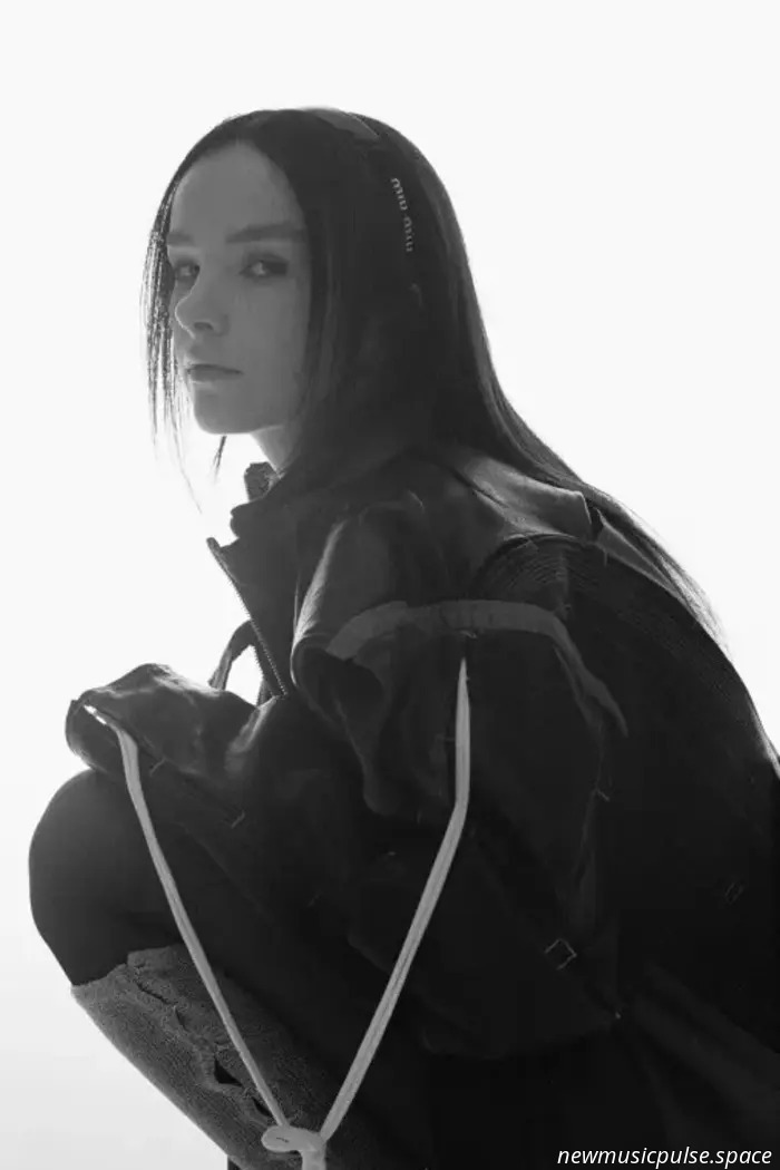 Эла Минус делится «QQQQ (Remixes)»