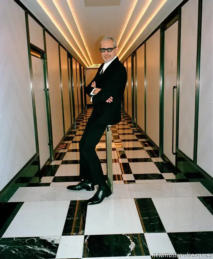 Interview: Jeff Goldblum swingt wieder mit 'Still Blooming' - Atwood Magazine