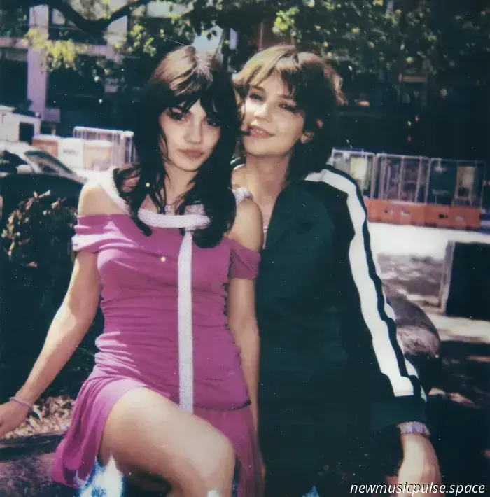 «In Your Face!», a modo loro: il secondo album di Pacifica è una travolgente testimonianza della potenza del duo - Atwood Magazine