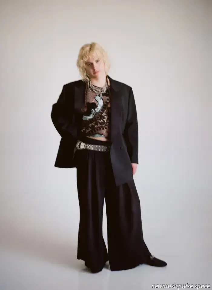 Пошлый, дымный, веселый и свободный: Mothé переопределяет поп в «Total Popstar», их дерзком и неприукрашенном втором студийном альбоме — Atwood Magazine