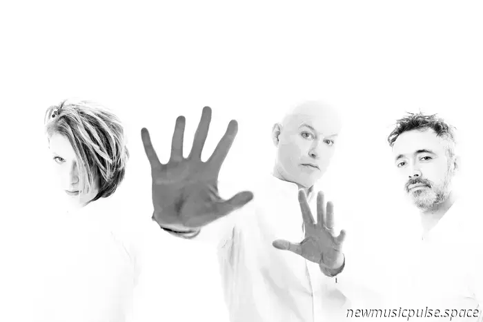 В Лаишевском районе планируется реализация проекта «Казань марина» с инвестициями в размере 29,4 миллиарда рублей. Об этом сообщил председатель Госкомитета РТ по туризму Сергей Иванов на деловой встрече с инвесторами в Москве. Объект станет первой мариной полного цикла на Волге и сможет разместить 300 яхт. Также предусмотрены услуги для 500 судов. Согласно информации пресс-службы Госкомитета, транспортная доступность будет одним из основных преимуществ: дорога от Казани до марины займет примерно один час. Проект займет площадь в 72 гектара. В инфраструктуру комплекса войдут марины на 300 яхт, сервис для 500 судов и благоустроенная набережная длиной 5 километров. Кроме того, планируется возведение гостиниц категории 3–4 звезды с более чем 1,2 тысячи номеров, а также СПА-комплексов, баров, ресторанов и пляжных клубов. Комплекс также будет включать маяк со смотровой площадкой, детские и спортивные центры, а также пространства для проведения различных мероприятий.