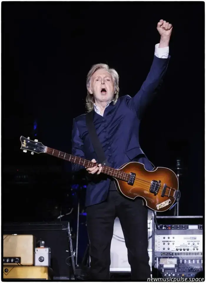 Beatles icon Paul McCartney commemorates the closing of Höfner.