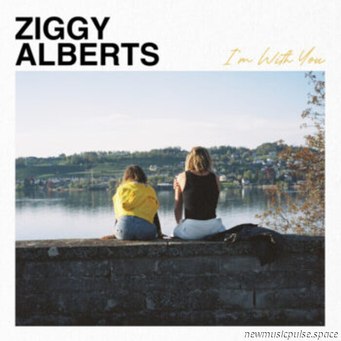 I'm With You" de Ziggy Alberts es una celebración del amor, la aventura y los placeres sencillos de la vida bañada por el sol - Atwood Magazine