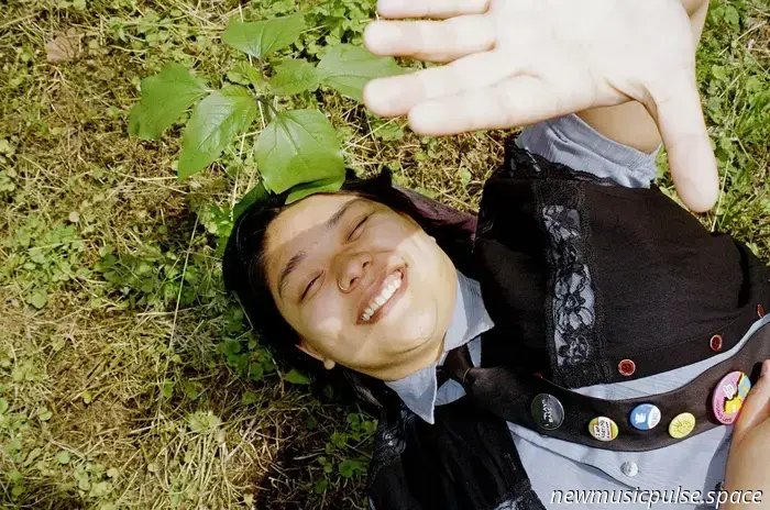 „Die Entstehung von ‚daisy‘ – und warum es nicht auf Streaming-Plattformen verfügbar ist“: Ein Essay von Leilani Patao - Atwood Magazine