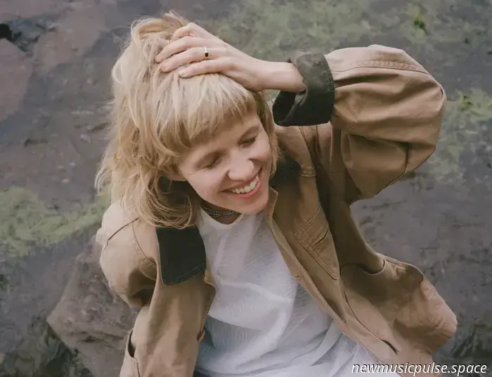 „Düster, romantisch und desorientierend“: Dead Gowns aus Maine kanalisiert Verlangen und Trauer in einen Indie-Folk-Sturm auf ihrem Debütalbum - Atwood Magazine