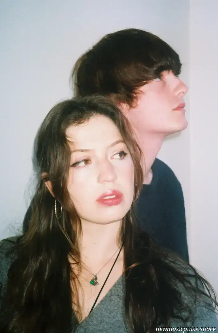 „We Were Never the Same“: Das Indie-Rock-Duo Witch Post umarmt Unbehagen, Mythos und Verwandlung auf „Changeling“