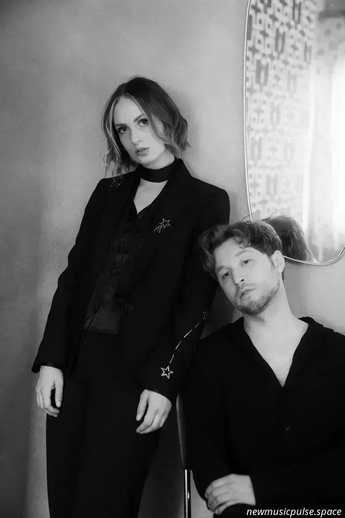 „Zerbrechlich, euphorisch und wahr“: Nick & June schmieden eine filmische Wiedergeburt auf „New Year’s Face“, eine intime Meditation darüber, wer wir waren, wer wir sind und wer wir werden könnten – Atwood Magazine