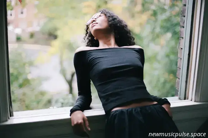 logica del sogno e dolore delicato: "Fever" di Kaleah Lee è una ninna nanna liminale